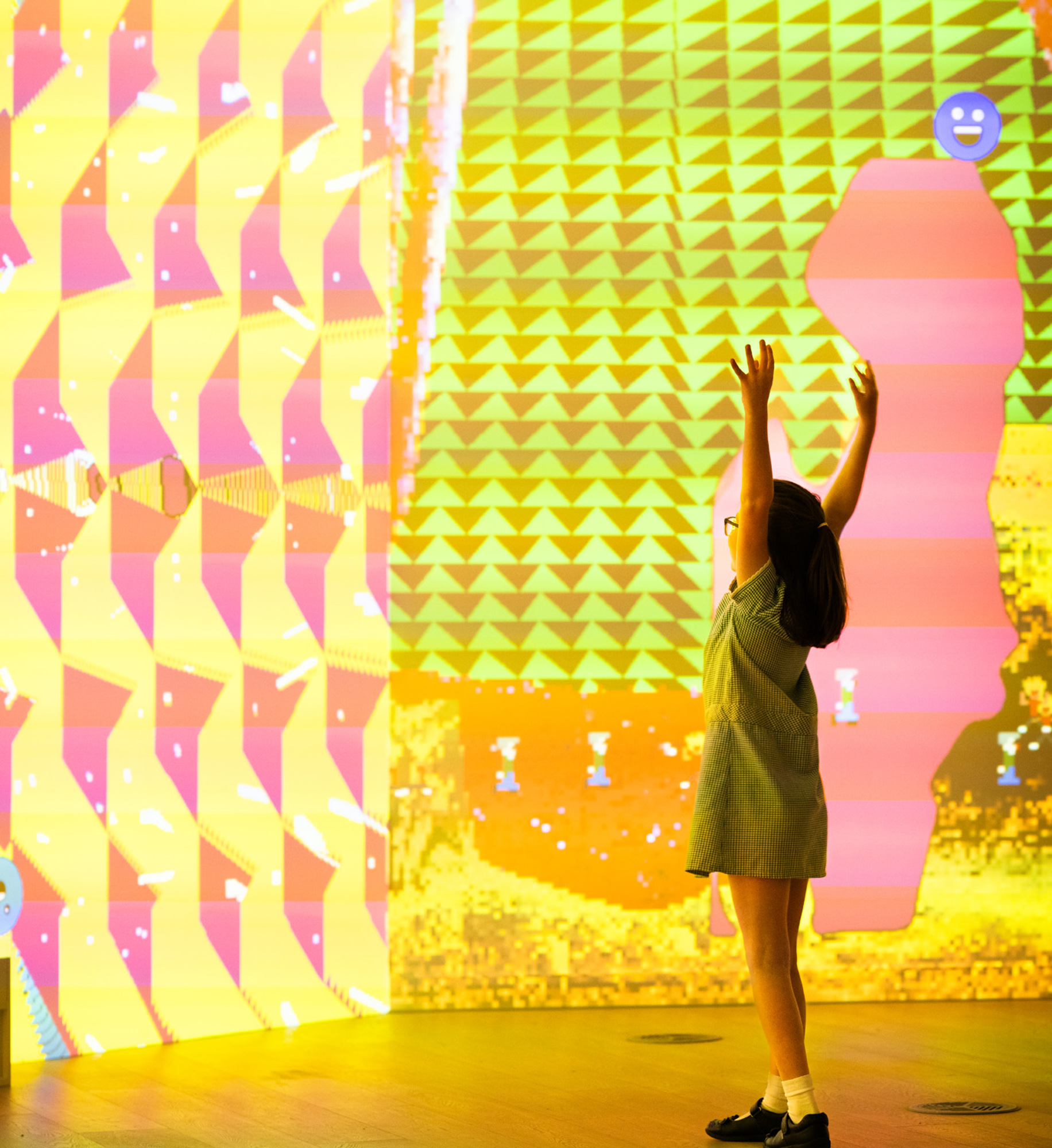 A7R09716 Girl interacting with a digital exhibition
